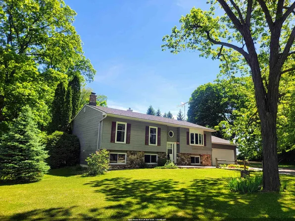 N4764 Larry Rd, New London, WI 54961