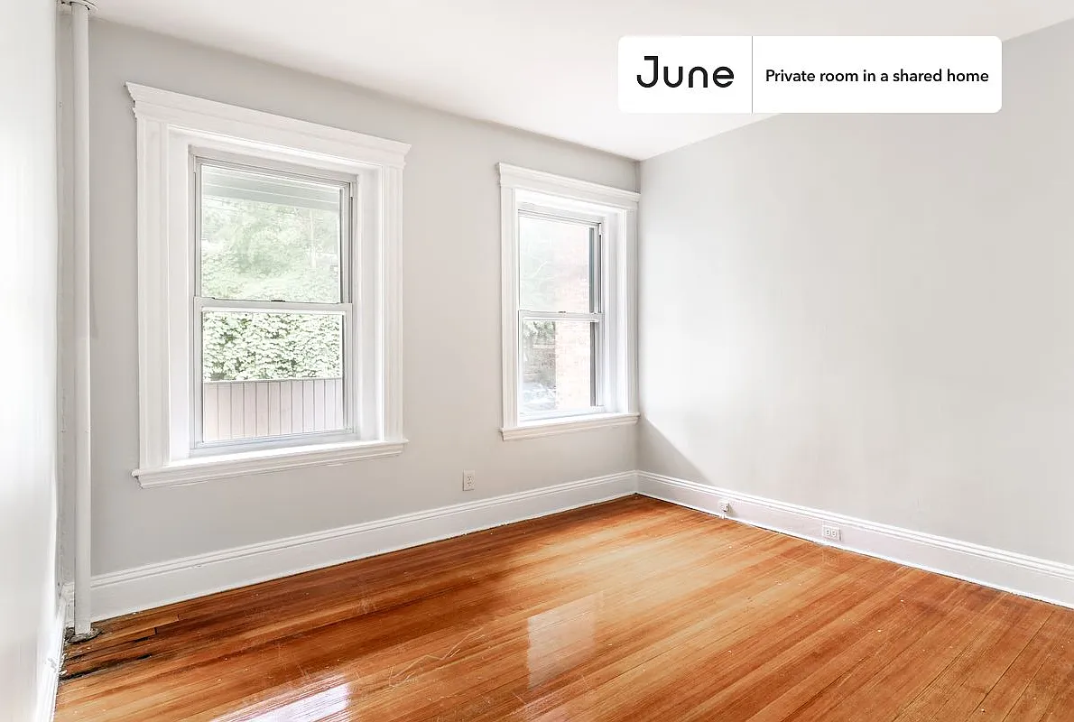 Queen bedroom in 4 bed/2 bath home in Brookline #1286 B — Photo 2