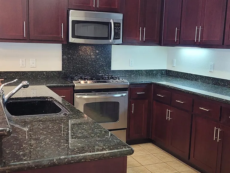 Kitchen - Marble countertops