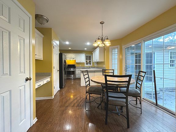 5th image of 203 Oakwood Ln