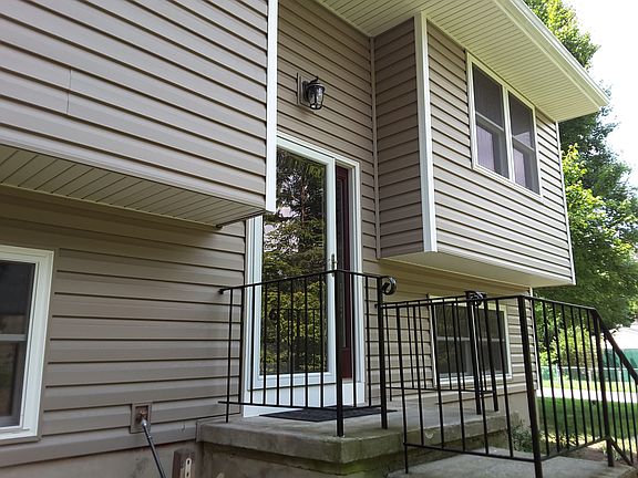 Entrance to split-foyer