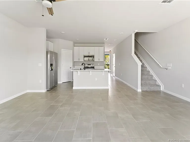 325 SE Halifax Ln — Photo 8