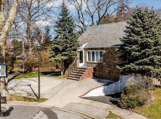 1 Hawthorne Ln, Valley Stream, NY 11581