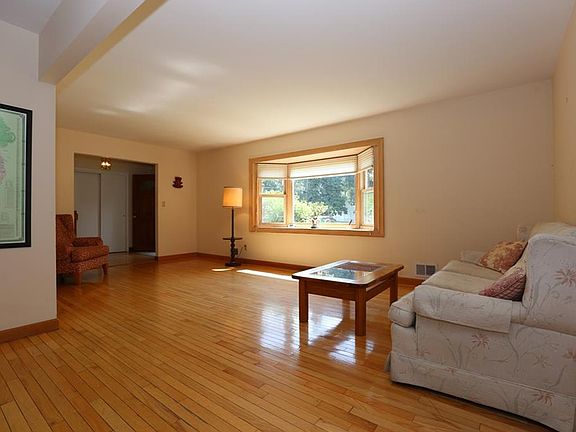 5th image of 15 Elyse Dr