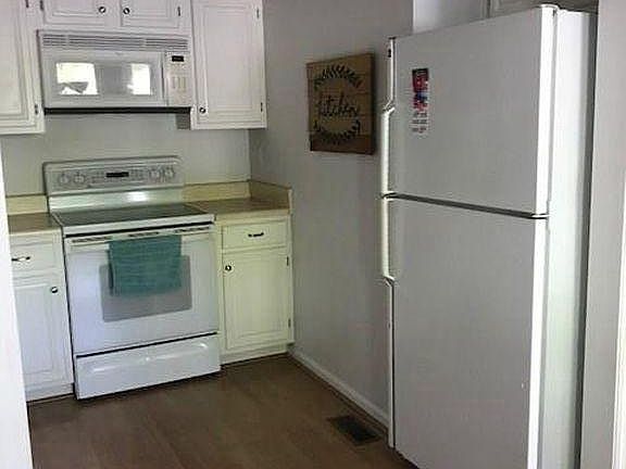 New stainless steel refrigerator in place of white refrigerator