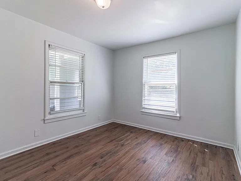 2622 W Johnson St — Photo 10