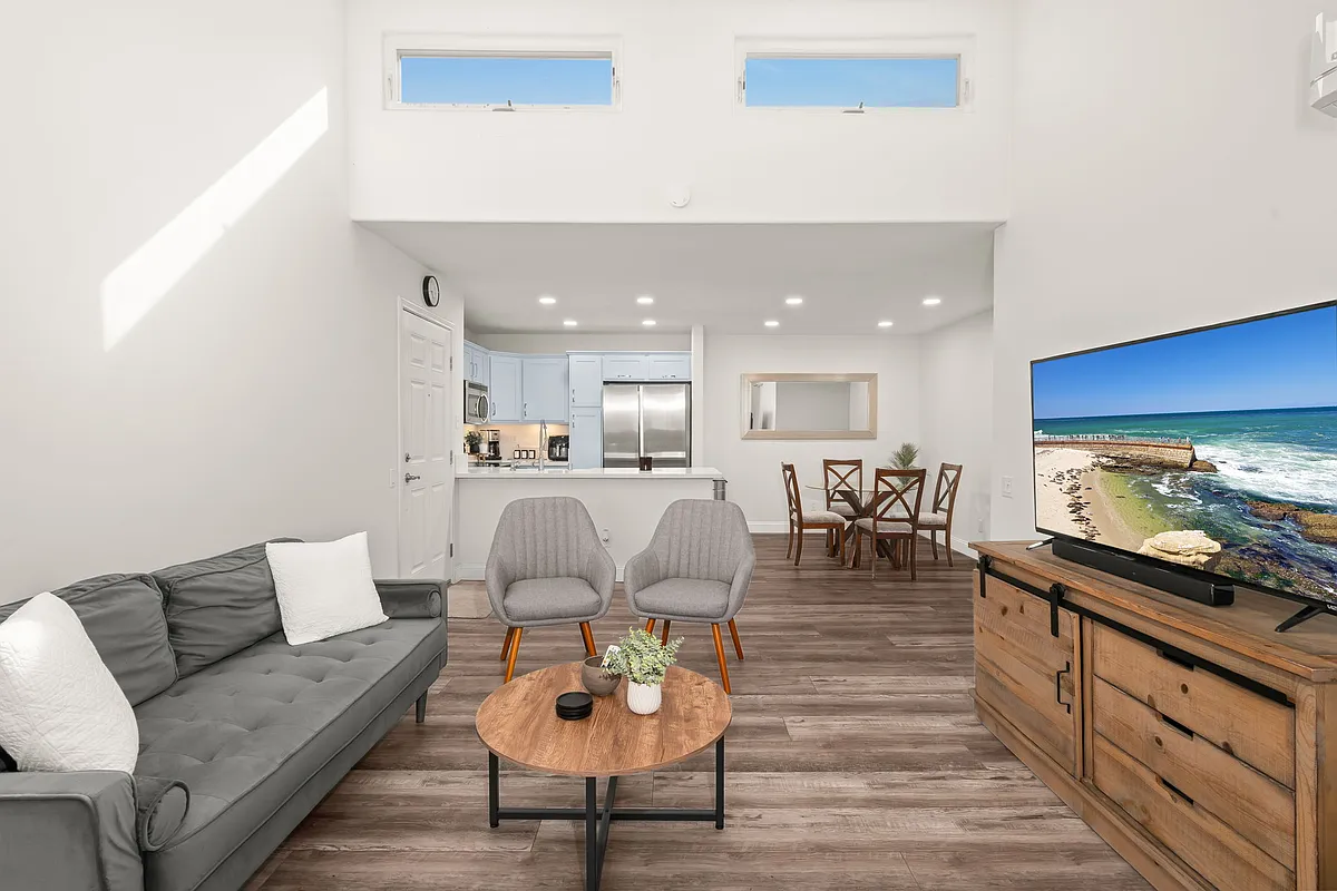 Building Photo - 5252 Balboa Arms Dr #231