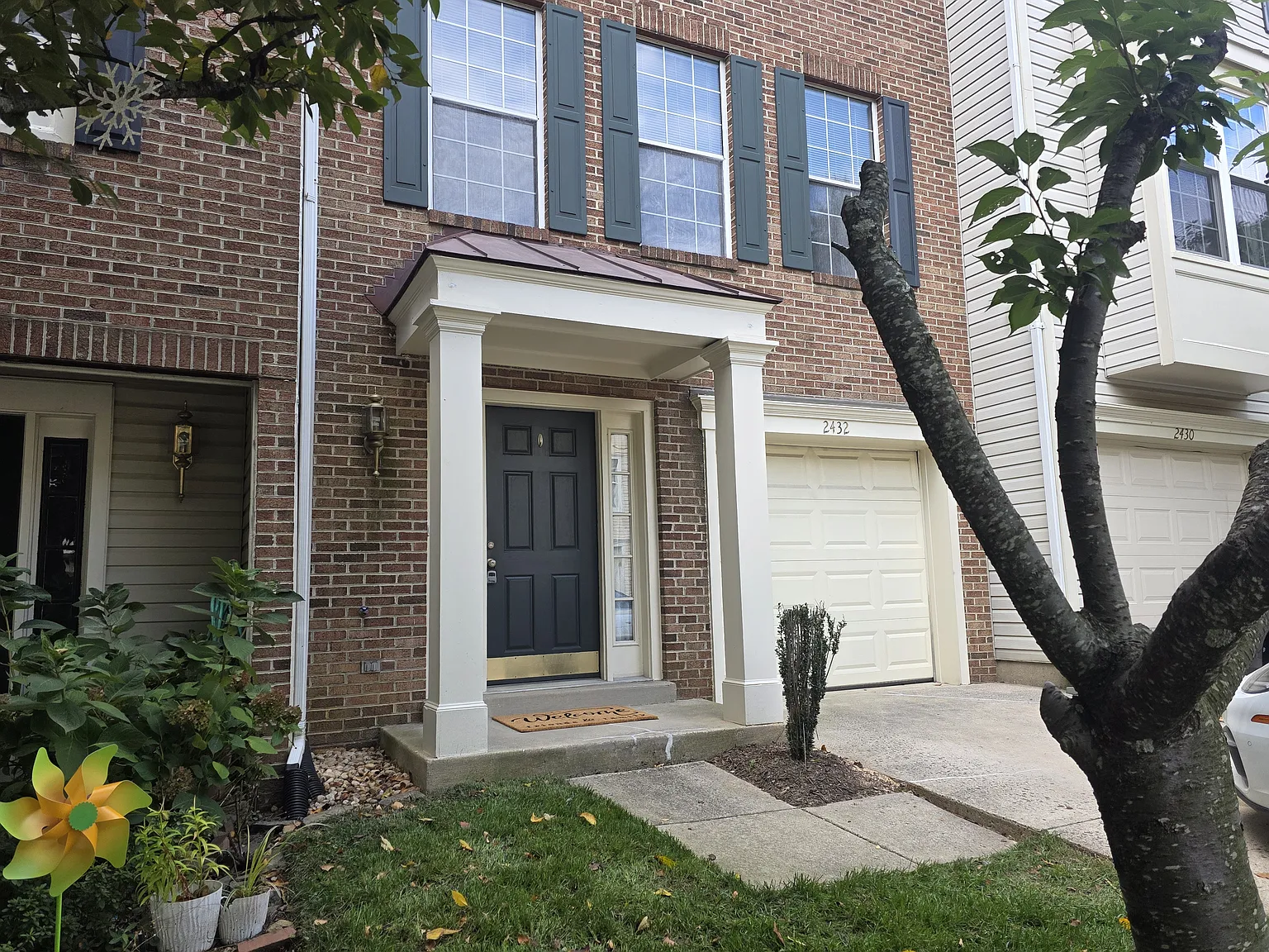 3 bed, 2160 sqft, $2,930 — Photo 2