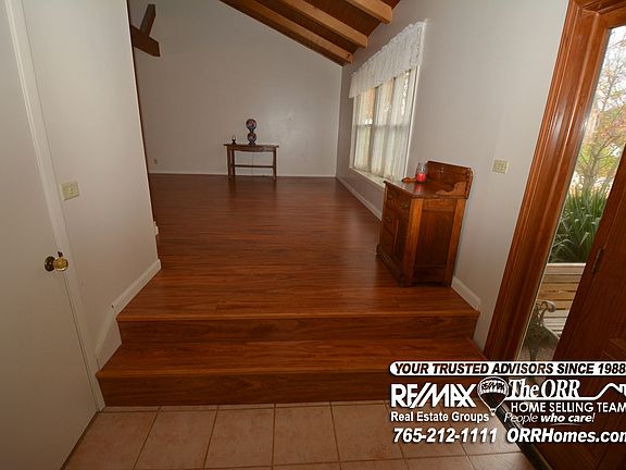 4th image of 300 Hillside Dr