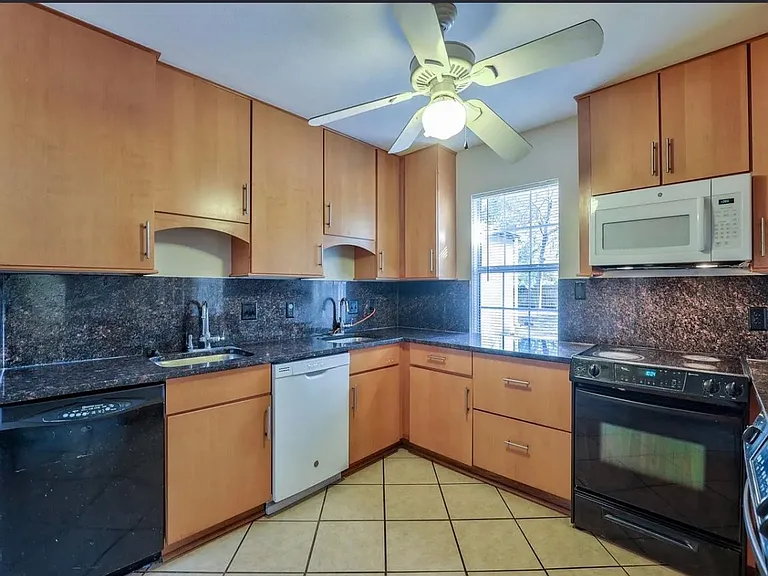 2093 Greenwood Dr — Photo 9