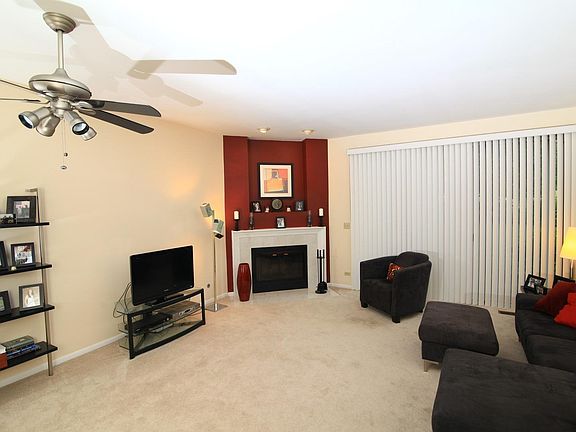 3rd image of 562 Woodcrest Dr