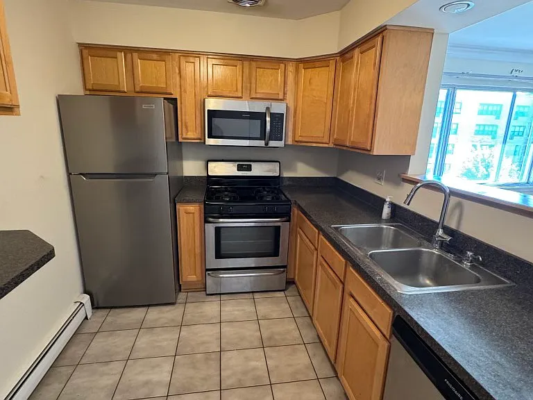 205 W Miner St #409 — Photo 1