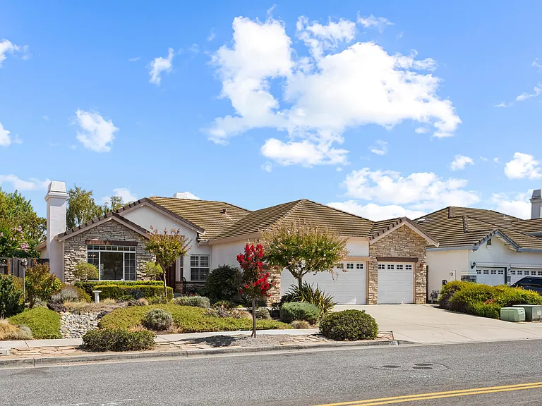 560 Diana Ave — Photo 4