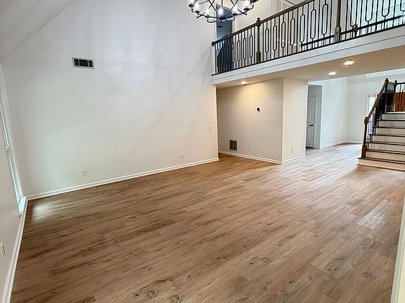 4th image of 215 Glen Holly Dr