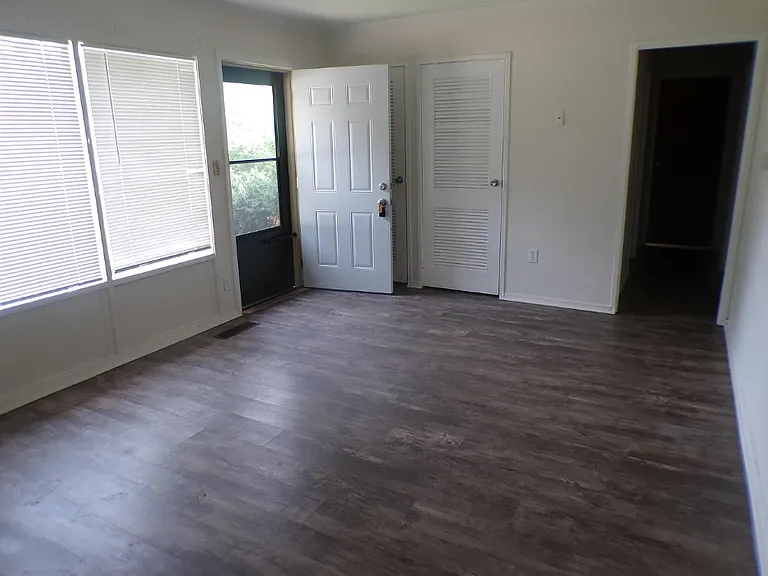 995 Hillridge Rd — Photo 2