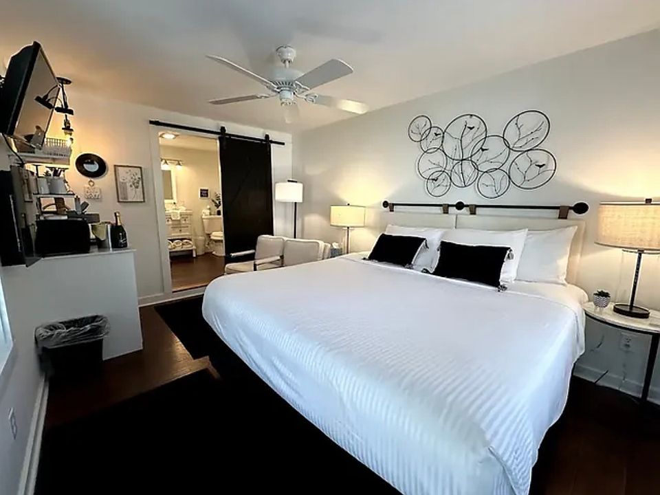 Luxurious Pillow top King Bed with all amenities