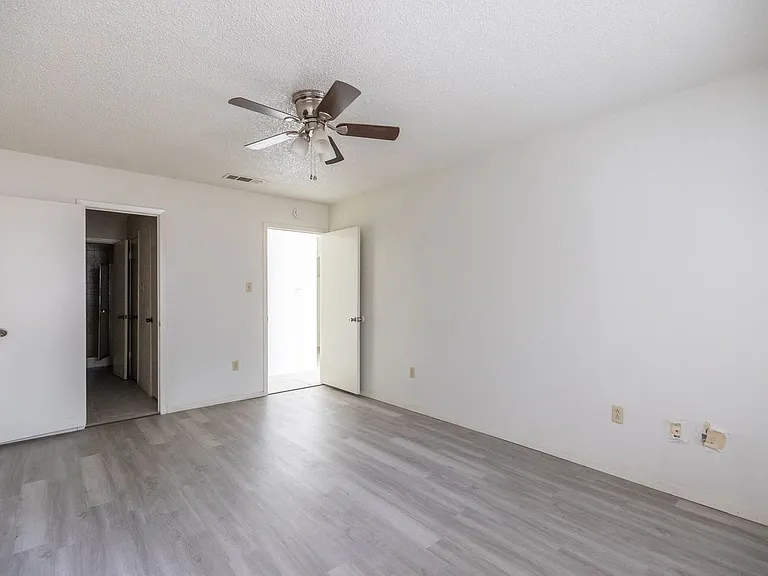 4925 Greenslope Dr — Photo 14