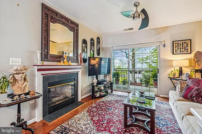 2 bed, 1214 sqft, $2,600 — Photo 3