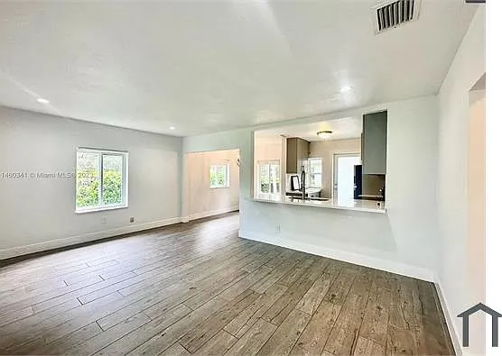 3 bed, 1035 sqft, $3,600 — Photo 4