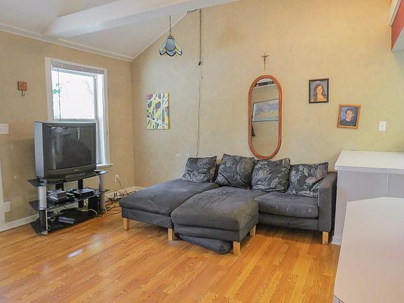 4th image of 649 Bagley Ave