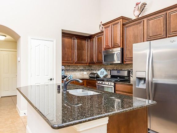 3rd image of 812 Auburn Ct