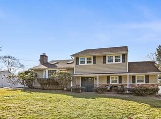 32 Massasoit Trl, Oakland, NJ 07436