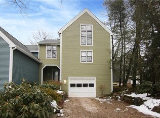 33 Farm Dr, Farmington, CT 06032