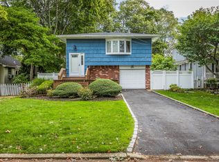 157 Cadman Ave, Babylon, NY 11702