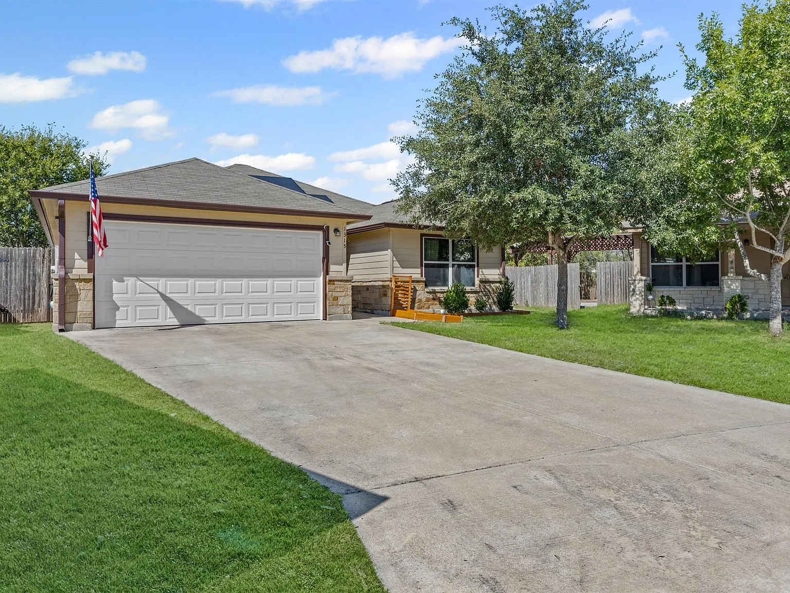 3 bed, 2.0 bath, 1760 sqft, $1,800 — Photo 3