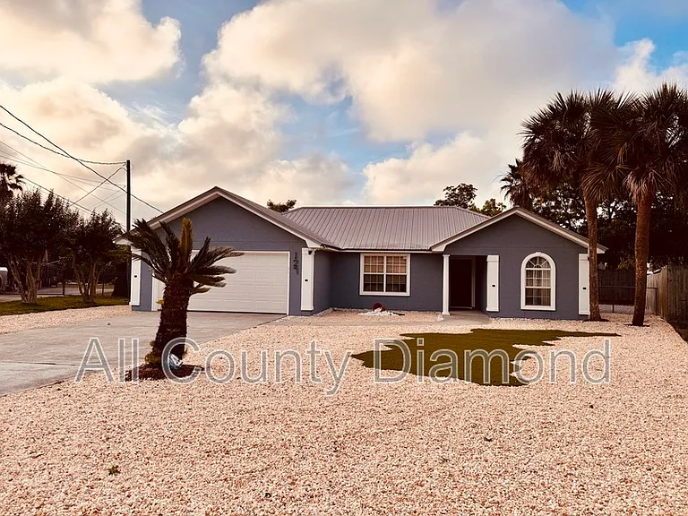 127 Heather Dr — Photo 1