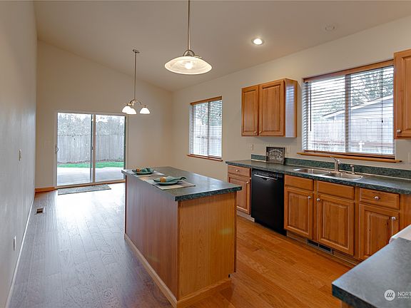 4th image of 820 Wilson Street NE