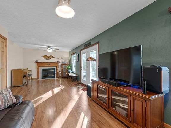 4th image of 1460 Valley Dr
