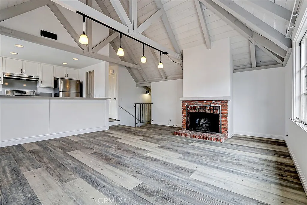 2 bed, 900 sqft, $6,000 — Photo 3