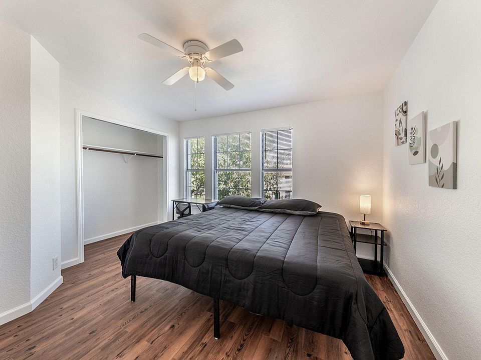 Upstairs bedroom with King bed! Reach in closet