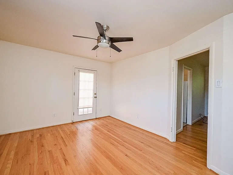 2821 Eastgrove Ln — Photo 24
