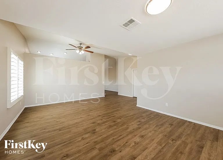 2222 N 90th Ln — Photo 3