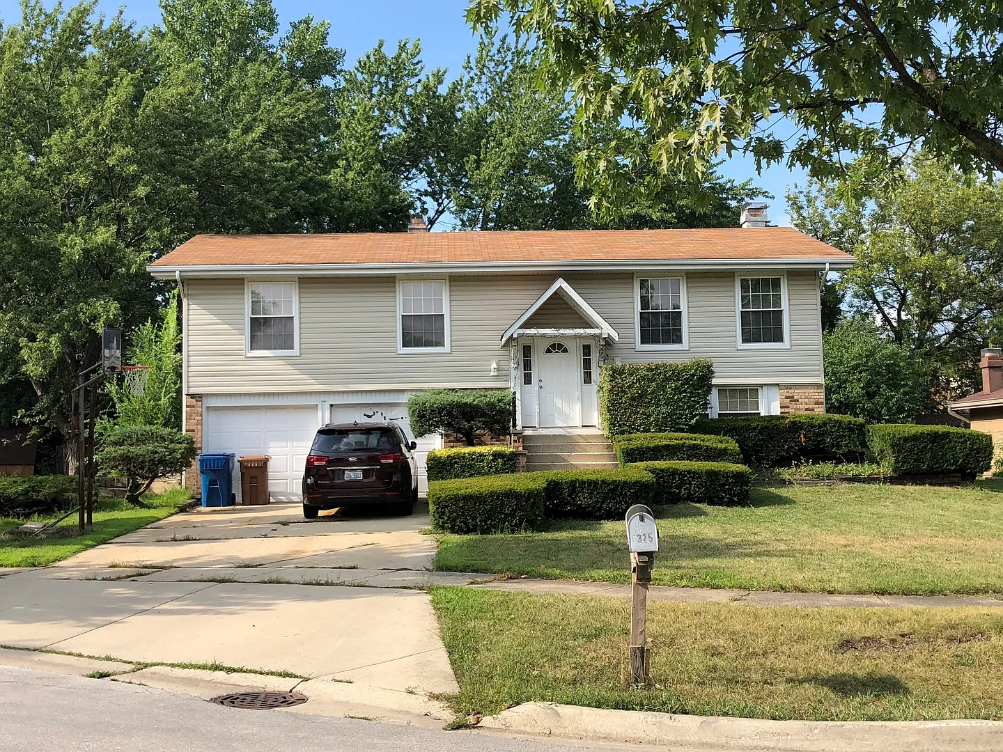 325 Douglas Dr photo 1