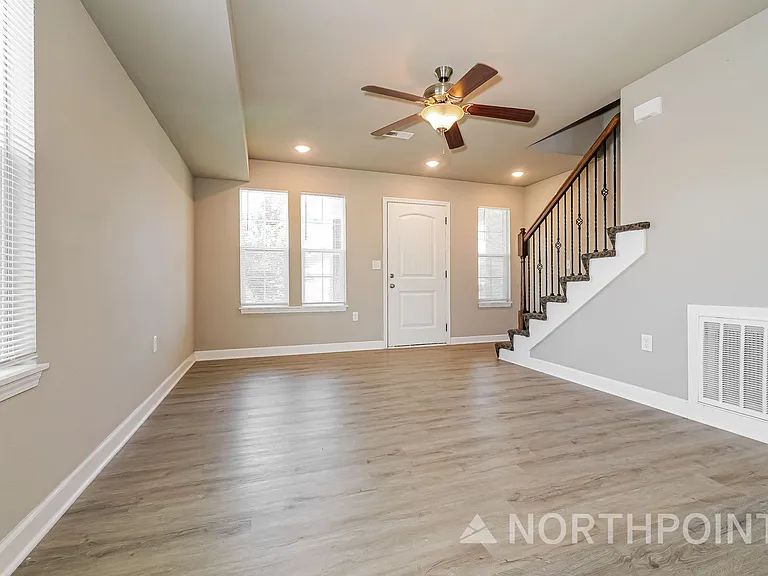 102 SW Rose St — Photo 3