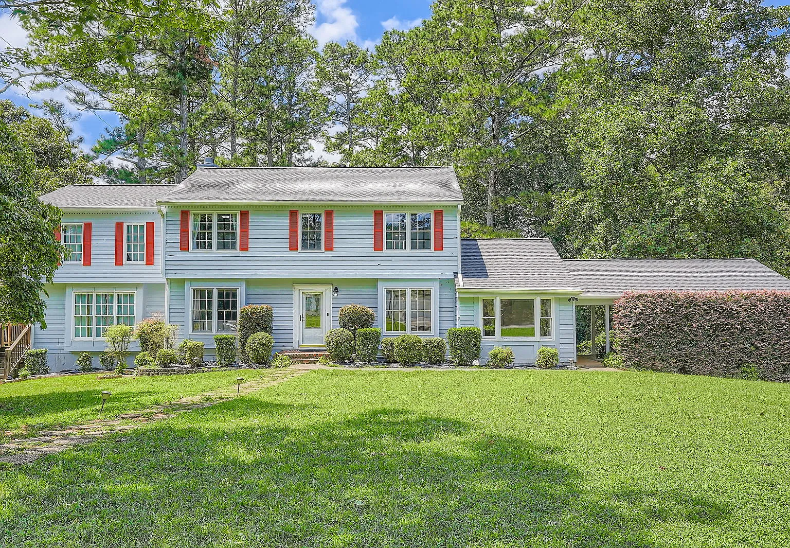 4 bed, 2.5 bath, 2500 sqft, $5,000 — Photo 1