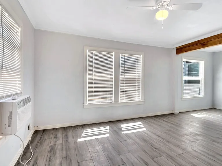 305 N Robinson St — Photo 10