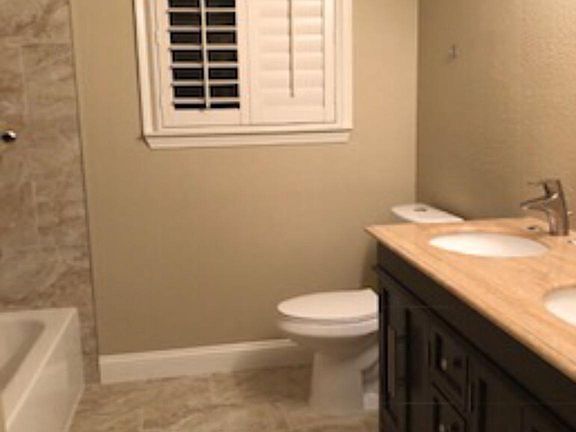 Upstairs Hall Full Bathroom