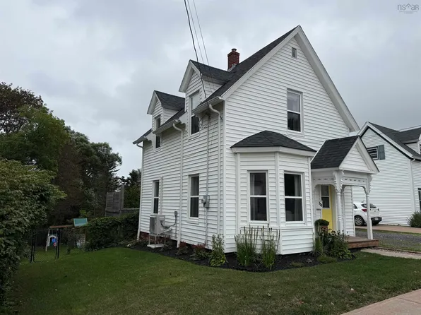 228 Cottage St, New Glasgow, NS B2H 4E7