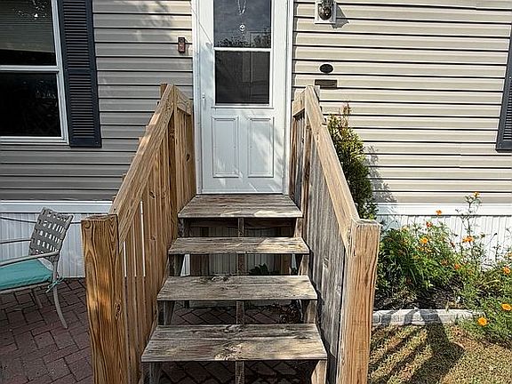 5th image of 164 Fountain View Dr