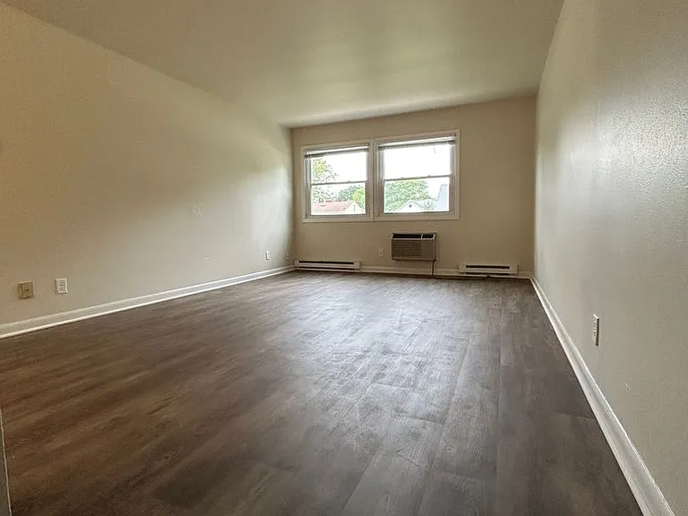 125 Bader St — Photo 4