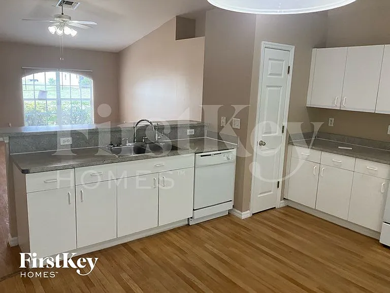 2108 NE 15th Pl — Photo 7