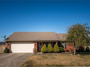 8832 Woodford Dr, Charlestown, IN 47111