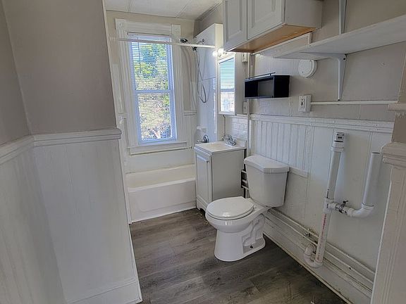 4th image of 385-387 Belmont St #387-2