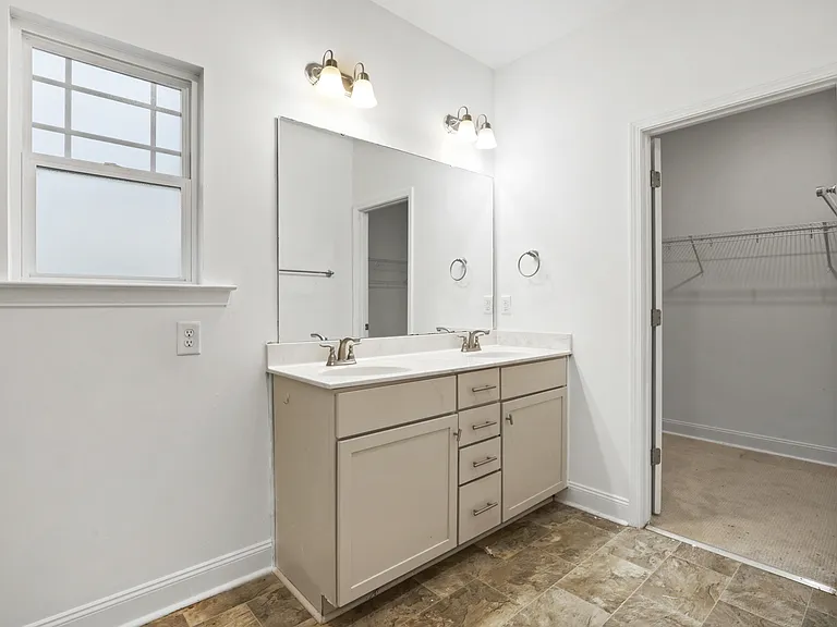 102 Glasgow Ln — Photo 20