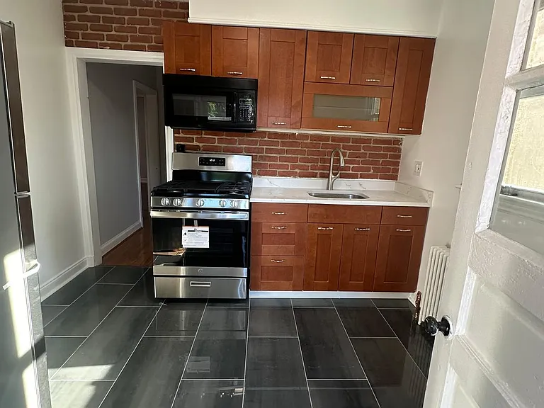 611 A St NE #4 — Photo 1