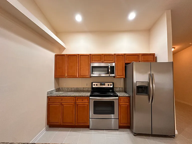 1136 SE 9th Ct — Photo 2